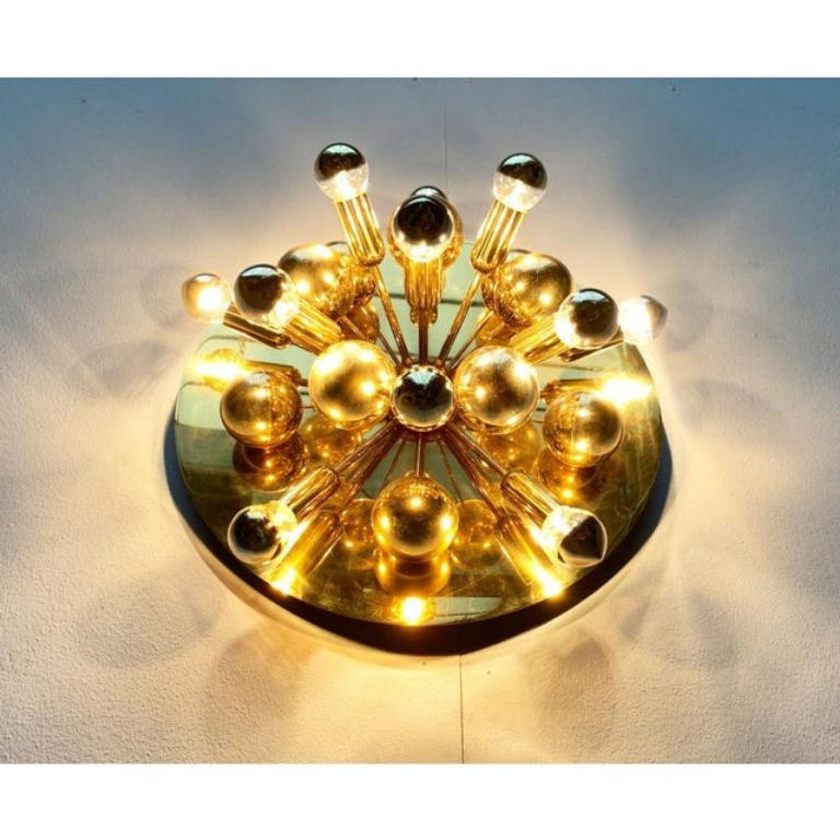 Rare lampade atomiche da soffitto o da parete dell'era spaziale di Cosack, basate su un disegno di Dorothee Becker dei primi anni '70.

Un design davvero imponente. Su aste sottili sporgono da un emisfero centrale 11 punti di combustione della