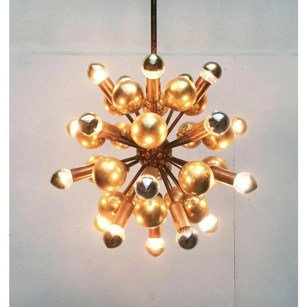 Rare Space Age Atomic Stab pendant lamp from Cosack.

A really impressive design. On fine rods, 21 burners protrude from the lamp from a central ball. In between in a variety of brass -colored balls. Lamps and balls form a large density and mix into