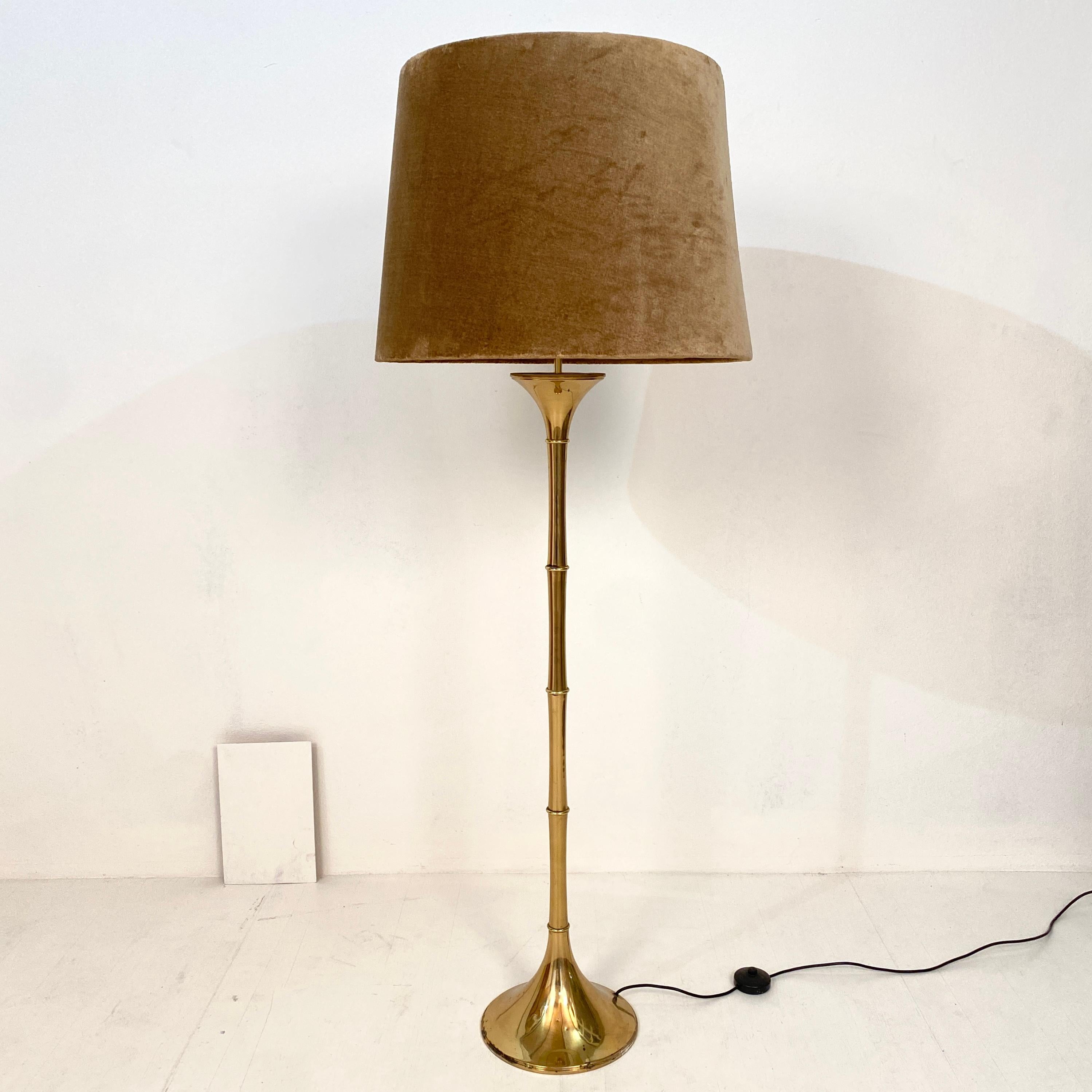 This midcentury German brass floor lamps ‘Bamboo Ml 1 F’ designed by Ingo Maurer in 1968 still retains its original velvet lamp shade.
A unique piece which is a great eye-catcher for your antique, modern, space age or midcentury interior.
All