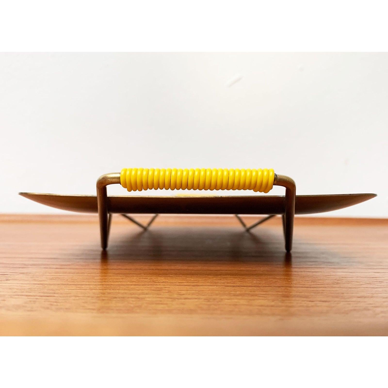 Vassoio in ottone tedesco di metà secolo di WMF, anni '60, in ottime condizioni. Progettato tra il 1960 e il 1969 Questo pezzo ha un marchio di attribuzione.

Informazioni aggiuntive:
Materiali: Metallo, plastica
Stile: Medioevo Moderno
Paese di