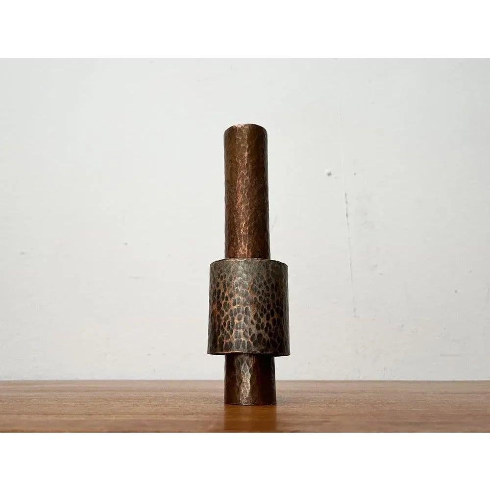 Deutsche brutalistische Kupfervase oder Kerzenständer aus der Jahrhundertmitte, 1960er Jahre, in sehr gutem Zustand. Entworfen 1960 bis 1969.

Zusätzliche Informationen:
MATERIALIEN: Metall
Farbe: Kupfer
Stile: Brutalismus, Moderne Mitte des