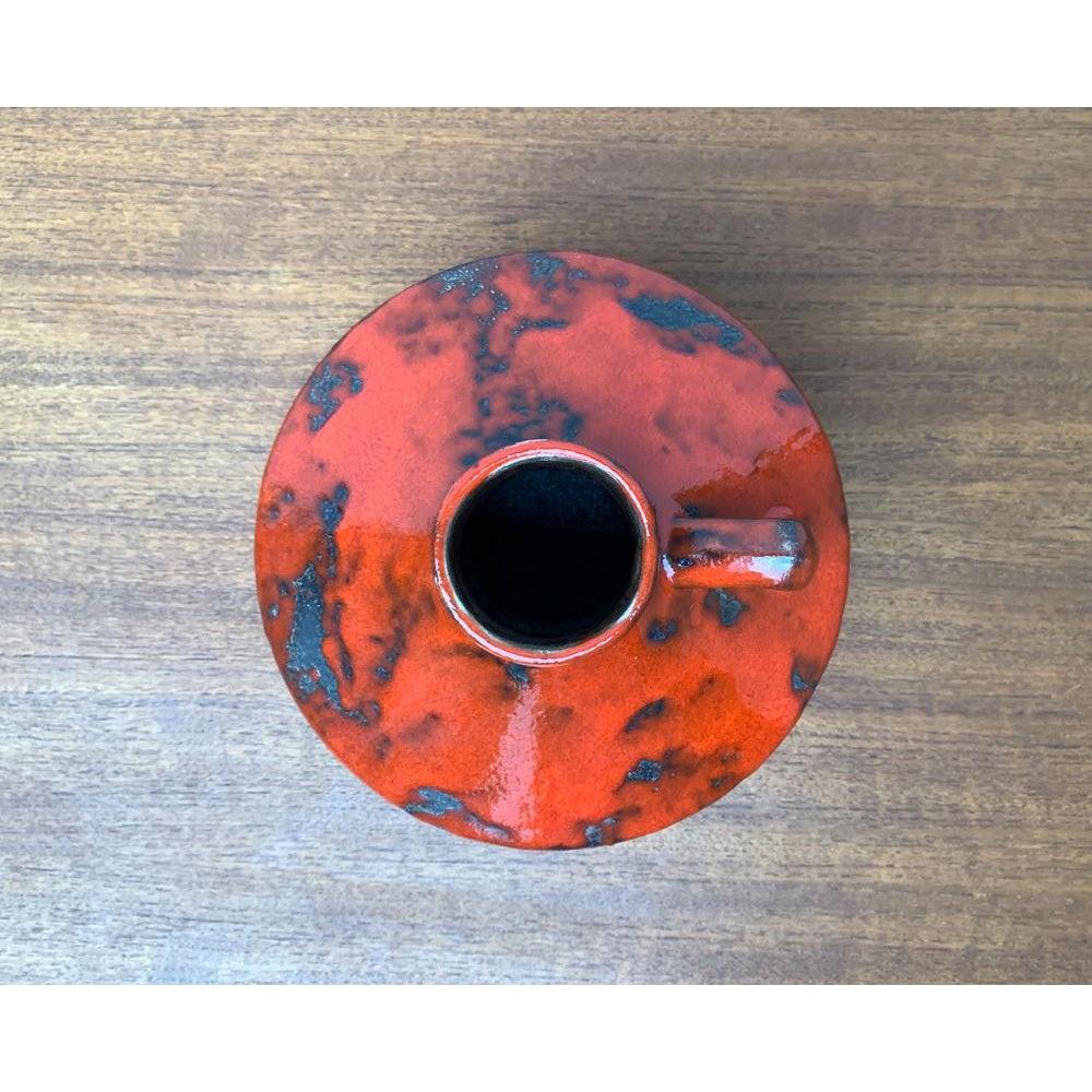 Mid-Century German Brutalist Fat Lava Pottery Ufo Vase, 1960er Jahre, in sehr gutem Zustand. Entworfen 1960 bis 1969.

Zusätzliche Informationen:
MATERIALIEN: Keramik
Stil: Brutalismus, Moderne Mitte des Jahrhunderts
Herkunftsland: