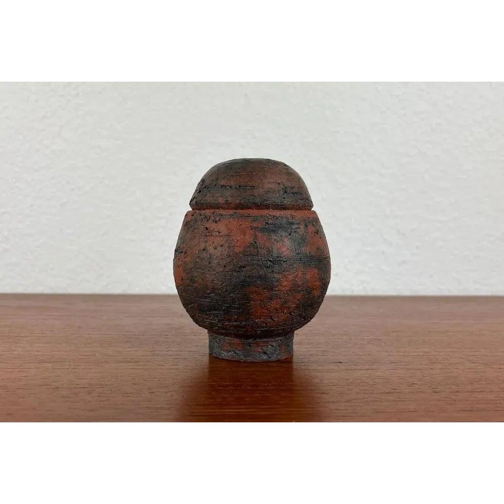 Mid-Century German Brutalist Studio Pottery Tea Canister with Lid by Gerhard Liebenthron, 1960s, in Very Good conditions. Designed 1960 to 1969 This piece has an attribution mark.

Additional information:
Materials: Ceramic
Color: Brown
Styles: