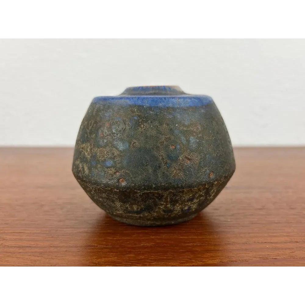 Mid-Century German Brutalist Studio Pottery Vase by Lu and Gerd Grove, 1962, in Very Good conditions. Designed 1960 to 1969 This piece has an attribution mark.

Additional information:
Materials: Ceramic
Color: Black
Styles: Brutalist, Mid-Century