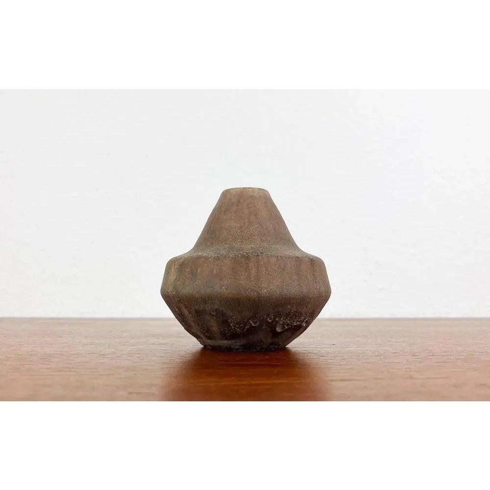 Mid-Century German Brutalist Studio Pottery Vase by Lu and Gerd Grove, 1963, in Very Good conditions. Designed 1960 to 1969 This piece has an attribution mark.

Additional information:
Materials: Ceramic
Style: Brutalist, Mid-Century Modern
Period: