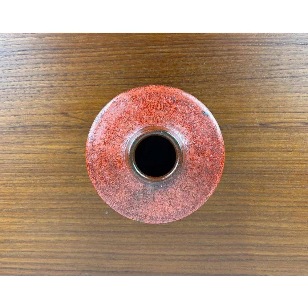 Mid-Century German Brutalist Studio Pottery Vase by Lu and Gerd Grove, 1964, in Very Good conditions. Designed 1960 to 1969 This piece has an attribution mark.

Additional information:
Materials: Ceramic
Color: Brown
Styles: Brutalist, Mid-Century