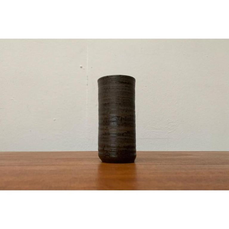 Deutsche Brutalist Studio Keramik Vase aus der Mitte des Jahrhunderts von Petra Töpferei, 1960er Jahre, in sehr gutem Zustand. Entworfen 1960 bis 1969 Dieses Stück hat eine Zuordnungsmarke.

Zusätzliche Informationen:
MATERIALIEN: Keramik
Stil: