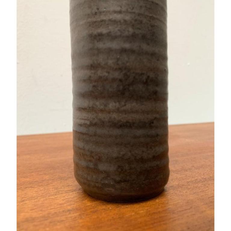 Deutsche brutalistische Studio Pottery Vase aus der Jahrhundertmitte von Petra Töpferei, 1960er Jahre (Keramik) im Angebot