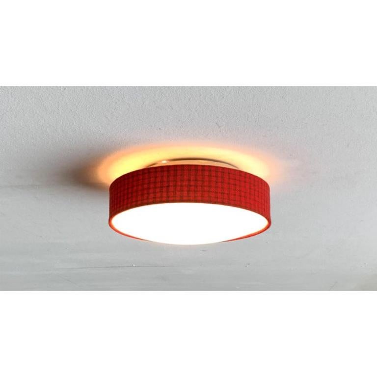 Lampada da soffitto di metà secolo di Kaiser Leuchten con un motivo sorprendente.

La lampada è composta da una base con zoccolo, un diffusore rotondo in vetro opalino e un ombrello a forma di tamburo con motivo. Il vetro diffusore è incorniciato