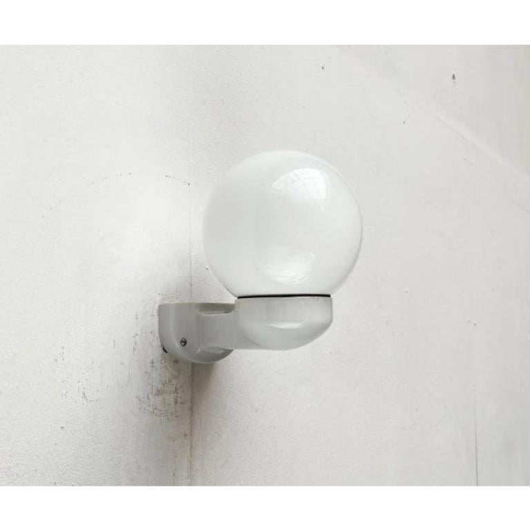 Keramische Wandleuchte von Siemens.

Einfache Wandleuchte mit Keramiksockel und Glasdiffusorkugel.
Die Lampe ist in sehr gutem Zustand mit Gebrauchsspuren. Dieses Stück ist mit einem Zuordnungszeichen versehen.
Bis zu 250V (Europe/UK Standard) Die
