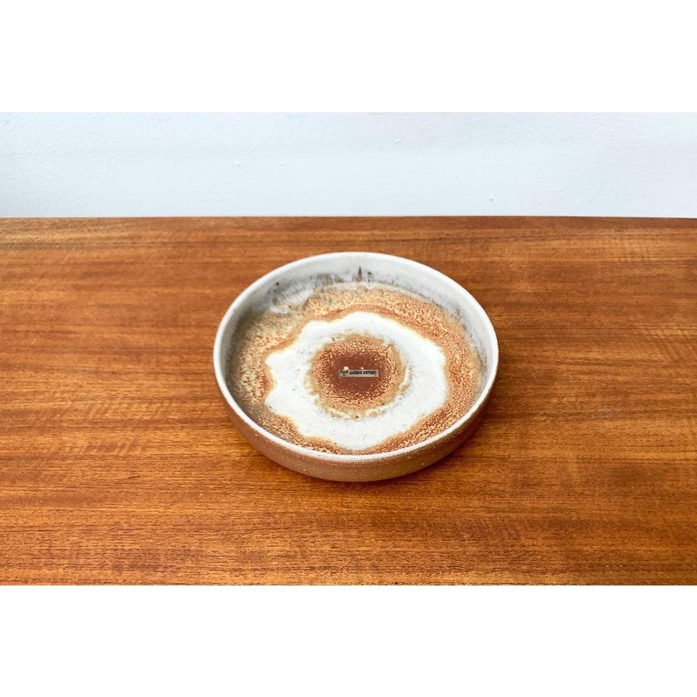 Mid-Century German Ceramic Bowl from Carstens Tönnieshof, 1960s, in Very Good conditions. Designed 1960 to 1969 This piece has an attribution mark.

Additional information:
Materials: Ceramic
Color: Beige
Styles: Mid-Century Modern
Country of