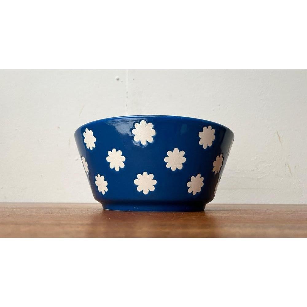 Ciotola in ceramica tedesca di metà secolo di Wächtersbach, anni '60, in ottime condizioni. Progettato tra il 1960 e il 1969 Questo pezzo ha un marchio di attribuzione.

Informazioni aggiuntive:
Materiali: Ceramica
Colore: blu
Stili: Medioevo