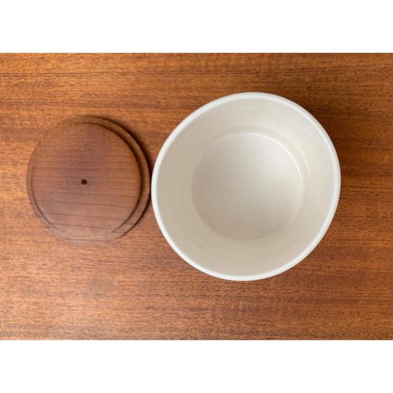 Scatola o barattolo per biscotti in ceramica tedesca di metà secolo con coperchio in teak, anni '60 in vendita 5