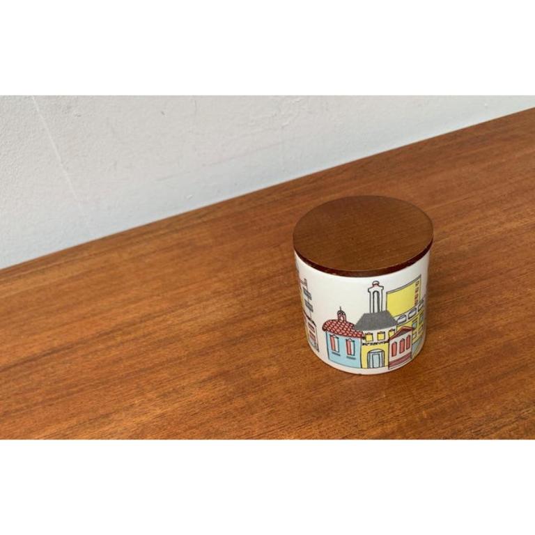 Mid-Century moderno Scatola o barattolo per biscotti in ceramica tedesca di metà secolo con coperchio in teak, anni '60 in vendita