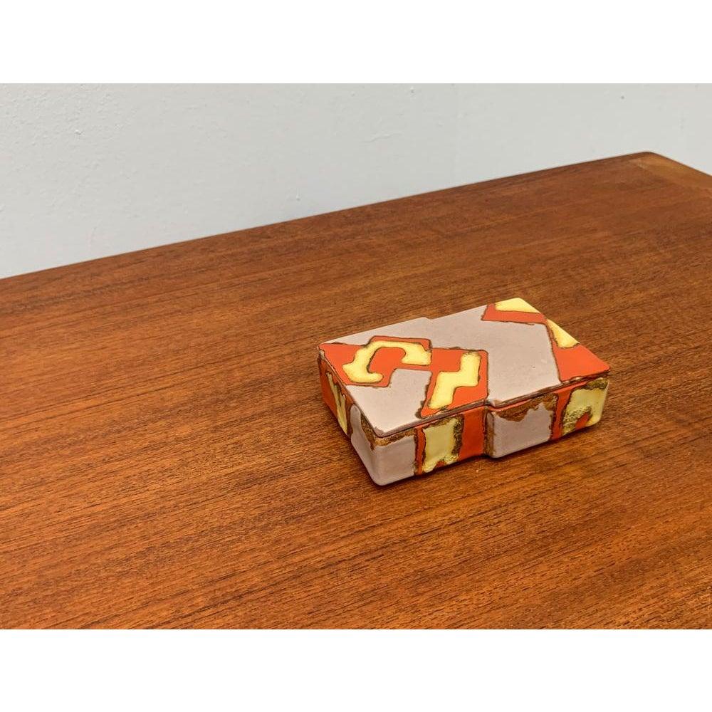 Scatola in ceramica tedesca di metà secolo con coperchio, anni '60, in ottime condizioni. Progettato dal 1960 al 1969.

Informazioni aggiuntive:
Materiali: Ceramica
Colore: Beige
Stili: Medioevo Moderno
Paese di origine: Germania
Tipo di articolo: