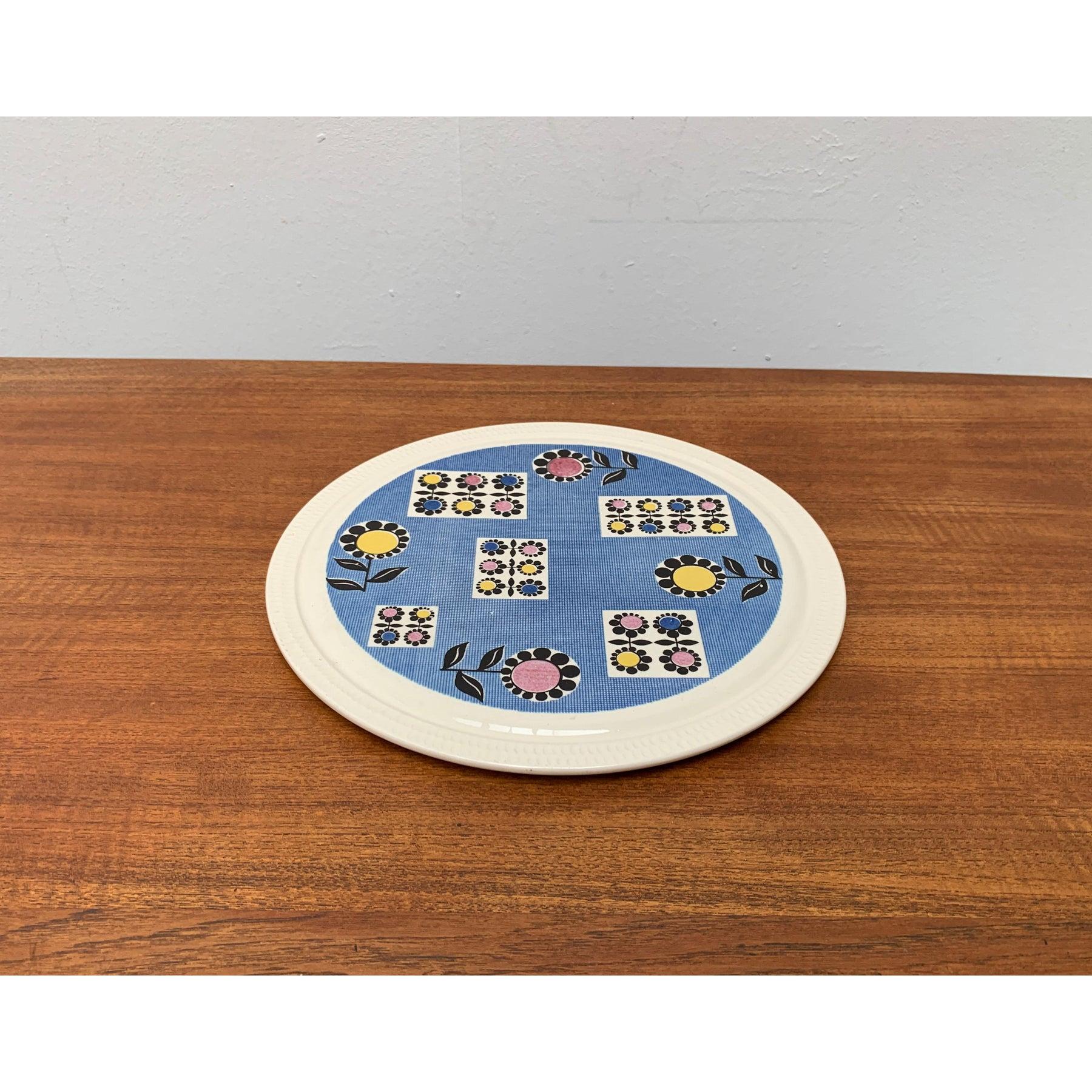 Mid-Century German Ceramic Cake Plate with Flower Motifs from Limburg, 1960s, in Very Good conditions. Designed 1960 to 1969 This piece has an attribution markIt is completely authentic 

Additional information:
Materials: Ceramic
Styles: