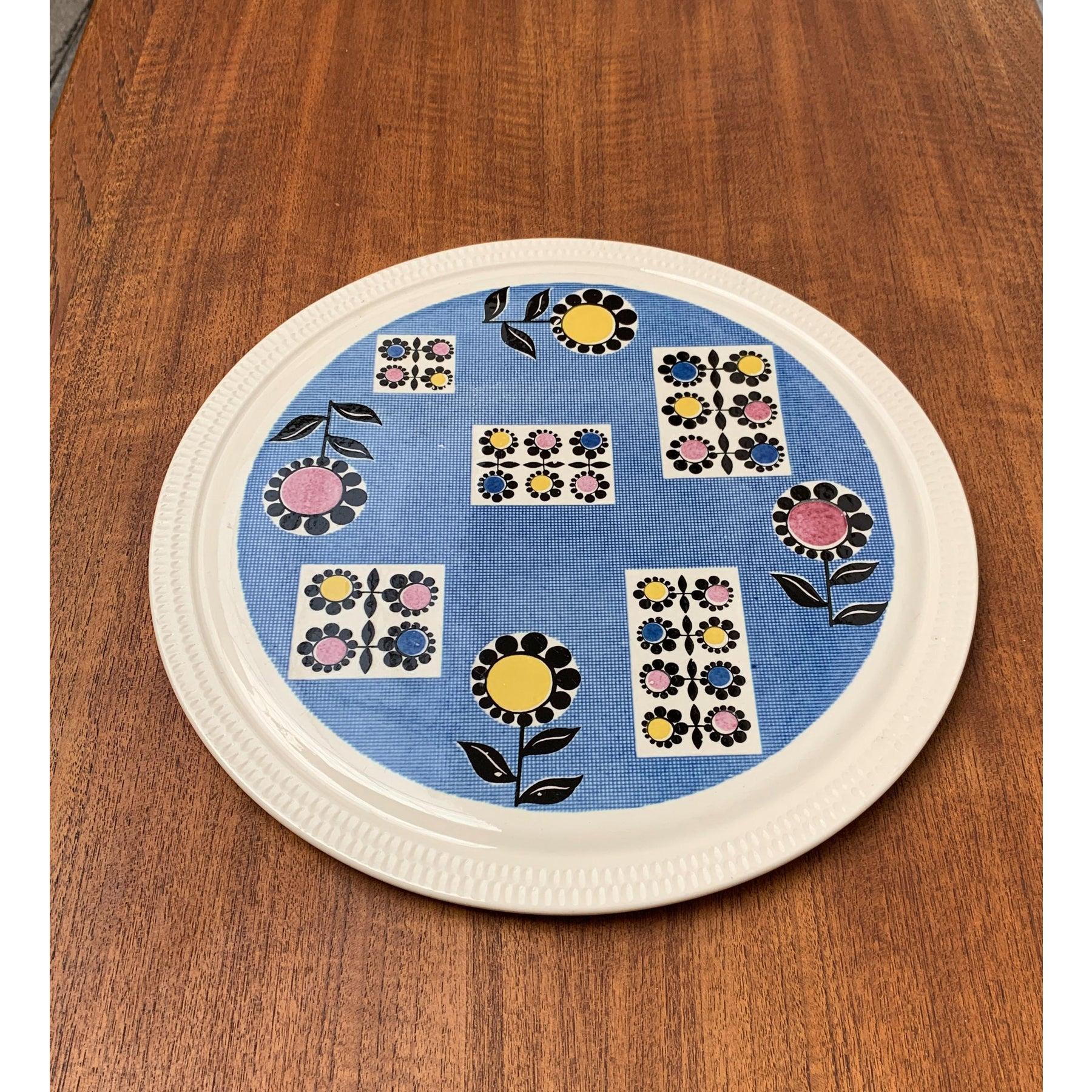 Mid-Century German Ceramic Cake Plate with Flower Motifs from Limburg, 1960s In Excellent Condition For Sale In Hamburg, DE