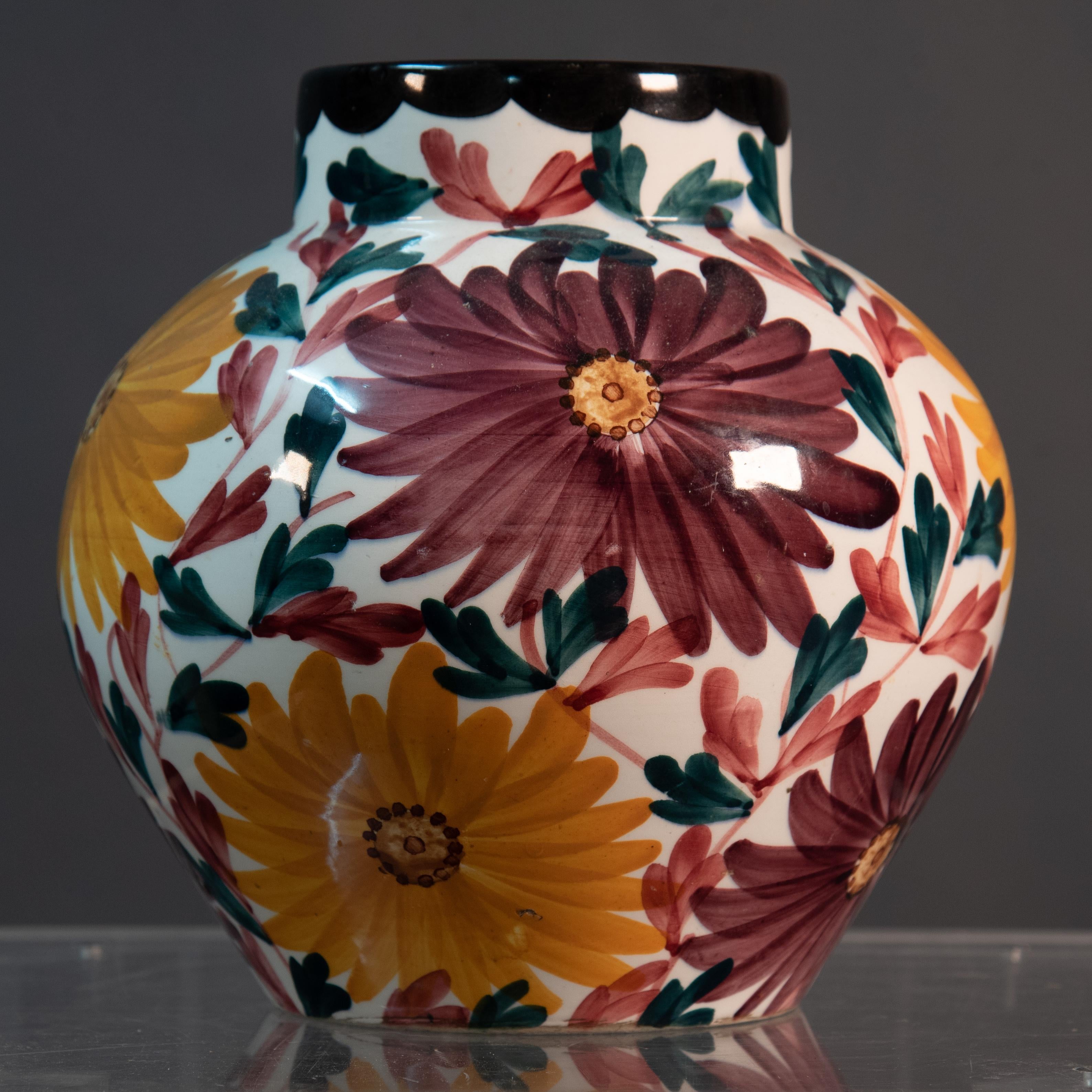 Beau vase en céramique polychrome de forme circulaire
Entièrement peinte à la main avec des motifs floraux.
Signé sur la base 
Excellent état

Cette œuvre d'art, jamais commercialisée auparavant, provient d'une importante collection privée