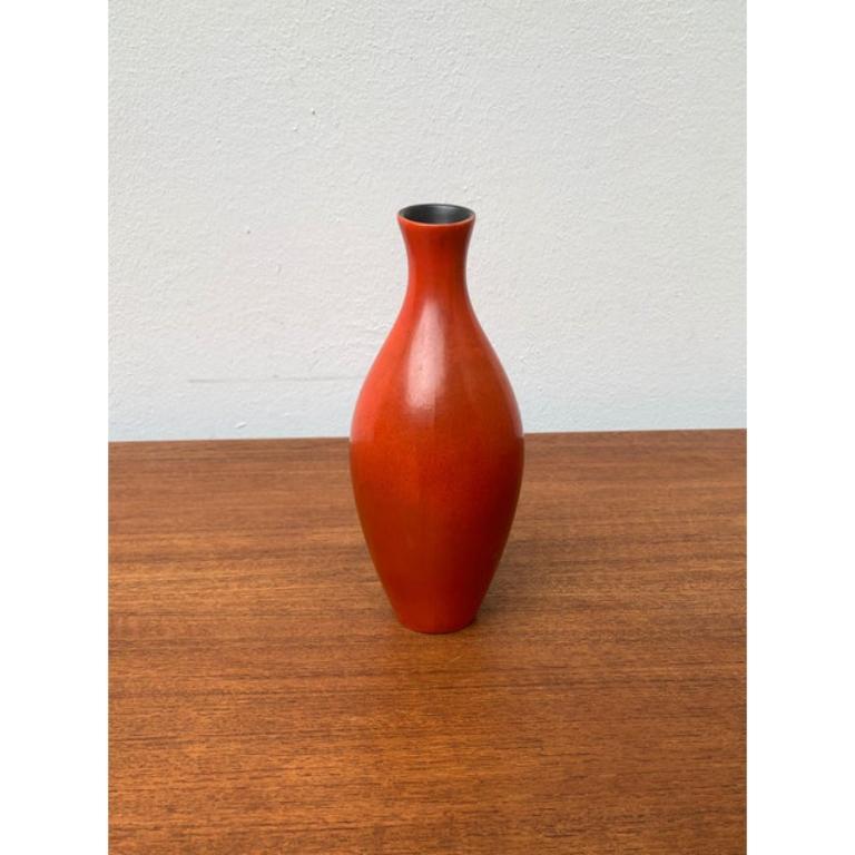 Vaso della serie Urania in ceramica tedesca di metà secolo di Wächtersbach, anni '60, in ottime condizioni. Progettato tra il 1960 e il 1969 Questo pezzo ha un marchio di attribuzione.

Informazioni aggiuntive:
Materiali: Ceramica
Stile: Medioevo