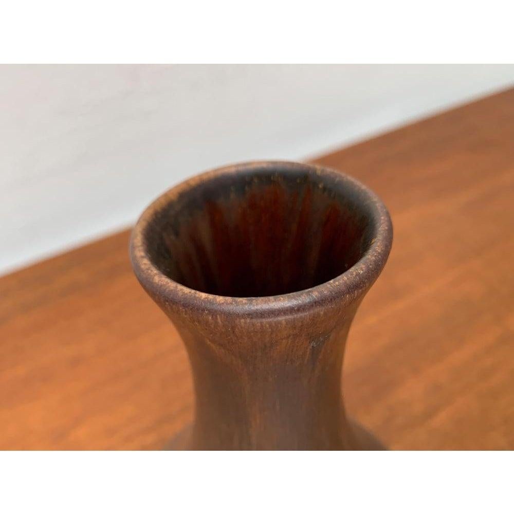 Vaso in ceramica tedesca di metà secolo di Manfred Buchholz per Manfred Buchholz Keramik, anni '60, in ottime condizioni. Progettato tra il 1960 e il 1969 Questo pezzo ha un marchio di attribuzione.

Informazioni aggiuntive:
Materiali:
