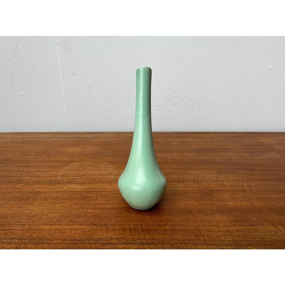 Vaso in ceramica tedesca di metà secolo di Hirschau Keramik, anni '60, in ottime condizioni. Progettato tra il 1960 e il 1969 Questo pezzo ha un marchio di attribuzione.

Informazioni aggiuntive:
Materiali: Ceramica
Stile: Medioevo Moderno
Paese di