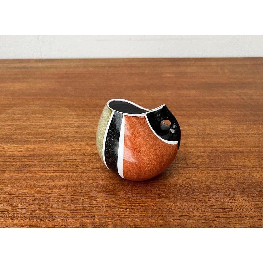 Vaso in ceramica tedesca di metà secolo di Krösselbach Keramik, anni '60, in ottime condizioni. Progettato tra il 1960 e il 1969 Questo pezzo ha un marchio di attribuzione.

Informazioni aggiuntive:
Materiali: Ceramica
Stile: Medioevo Moderno
Paese