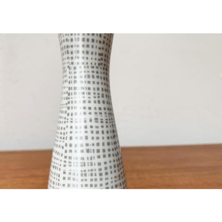 Vaso in ceramica tedesca di metà secolo di Rosenthal, anni '60, in ottime condizioni. Progettato tra il 1960 e il 1969 Questo pezzo ha un marchio di attribuzione.

Informazioni aggiuntive:
Materiali: Ceramica
Stile: Medioevo Moderno
Marchio: