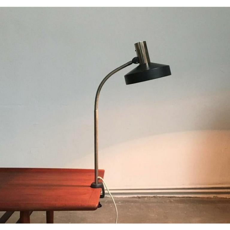 Lampada da tavolo semplice Schwanenhals con morsetto da tavolo di Emperor Shine.

Il linguaggio del design è semplice e concreto. L'ombrello è più angolare e non oscilla come gli imperatori più antichi. La lampada è molto flessibile grazie al collo
