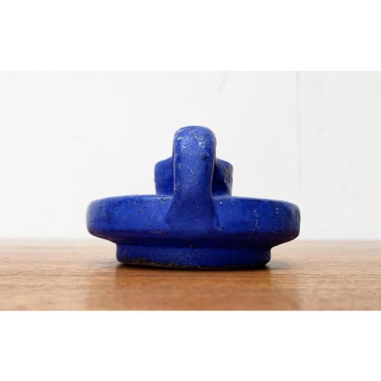 Portacandele minimalista tedesco di metà secolo in blu cobalto di Hartwig Heyne Pottery, anni '60, in ottime condizioni. Disegnato dal 1960 al 1969 Questo pezzo ha un marchio di attribuzione, è completamente autentico per qualsiasi problema di
