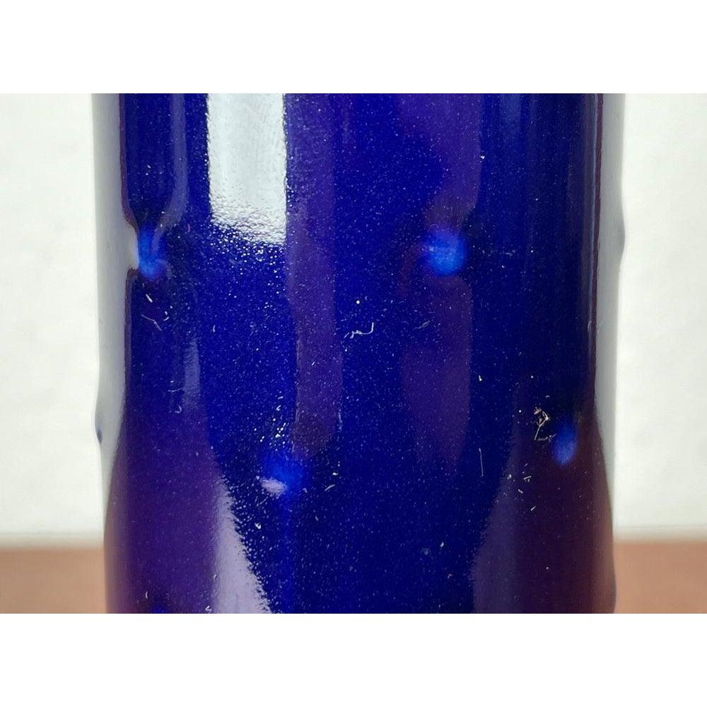 Vaso tedesco di metà secolo in ceramica blu cobalto della serie Bangkok di Melitta, anni '60, in ottime condizioni. Progettato dal 1960 al 1969 prove ufficiali di autenticità come cataloghi d'epoca, registri di stilisti o altre fonti