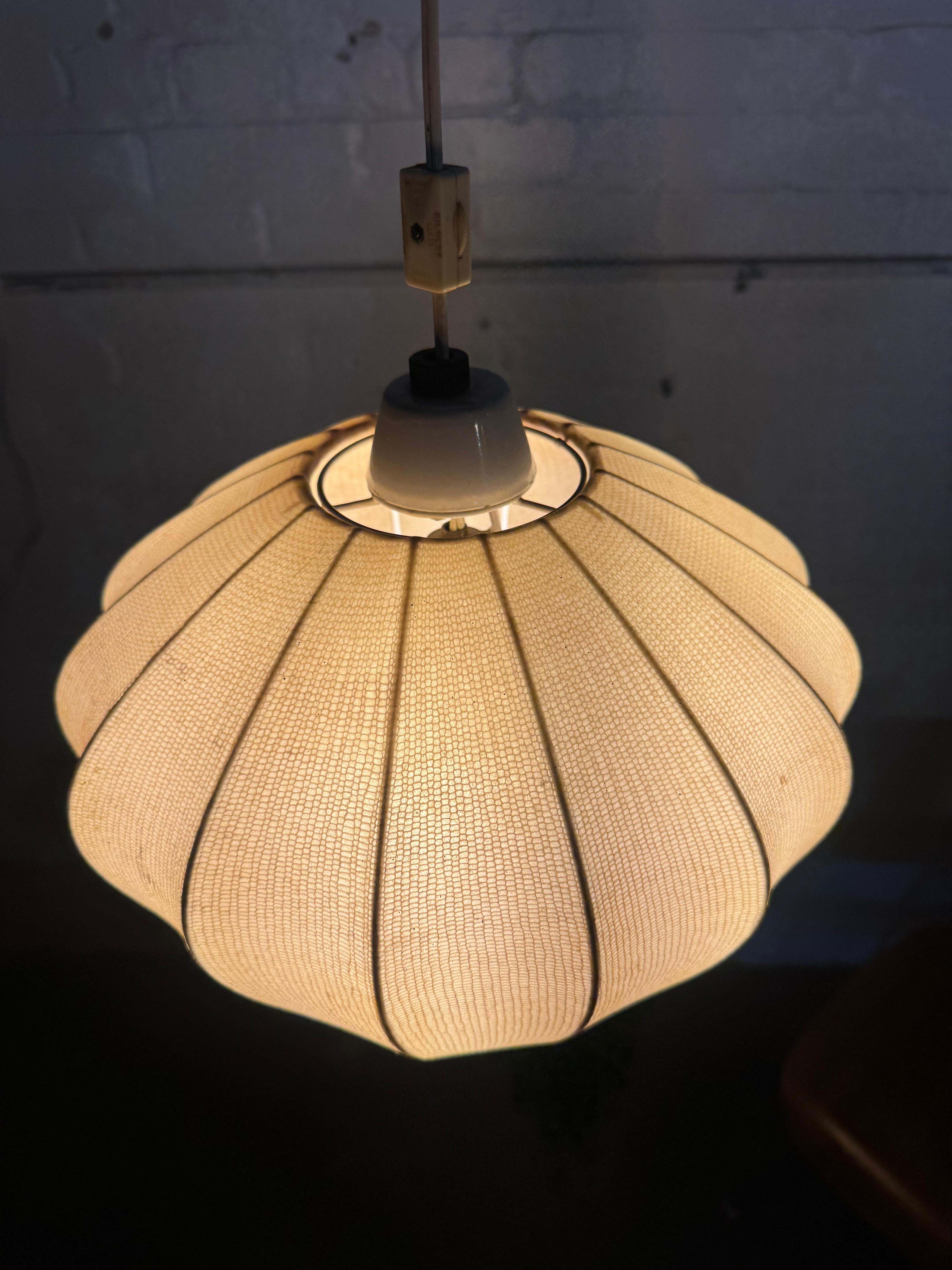 Deutsche Cocoon-Pendelleuchte aus der Mitte des Jahrhunderts von Friedel Wauer für Goldkant, 1960er Jahre im Angebot 3