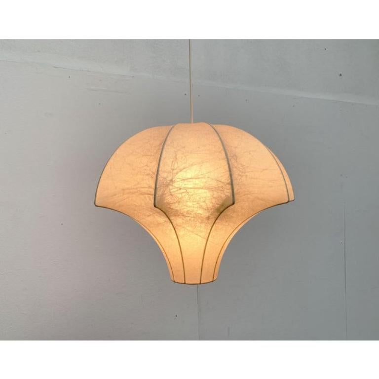 Rara lampada a sospensione Cocoon di Goldkant, risalente alla metà del secolo scorso, basata su un disegno di Friedel Wauer degli anni '60.

Il paralume Cocoon fornisce una luce diffusa e d'atmosfera. Allo stesso tempo, il corpo simmetrico della