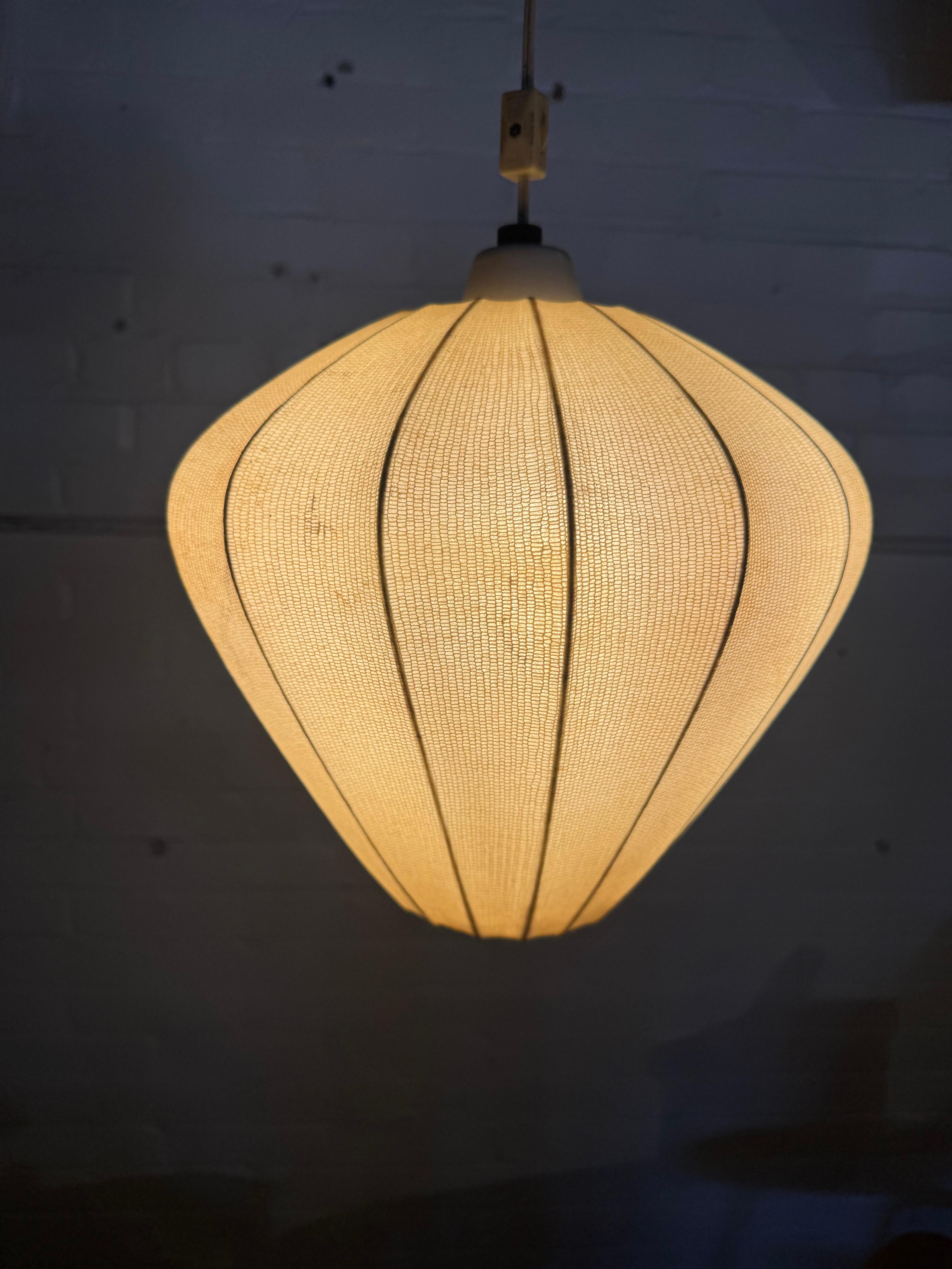 Deutsche Cocoon-Pendelleuchte aus der Mitte des Jahrhunderts von Friedel Wauer für Goldkant, 1960er Jahre (Gesponnen) im Angebot