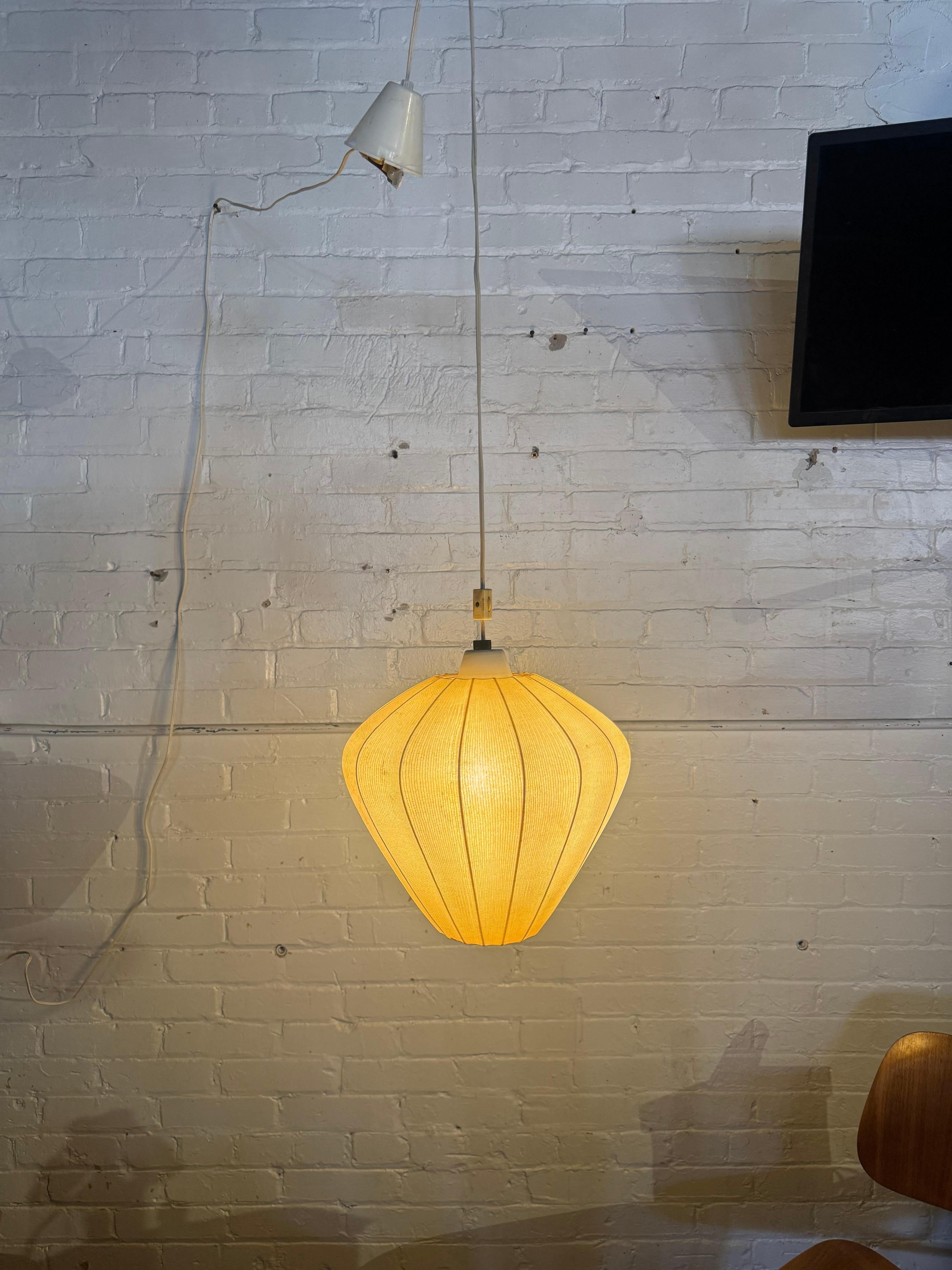 Deutsche Cocoon-Pendelleuchte aus der Mitte des Jahrhunderts von Friedel Wauer für Goldkant, 1960er Jahre im Zustand „Gut“ im Angebot in Buffalo, NY
