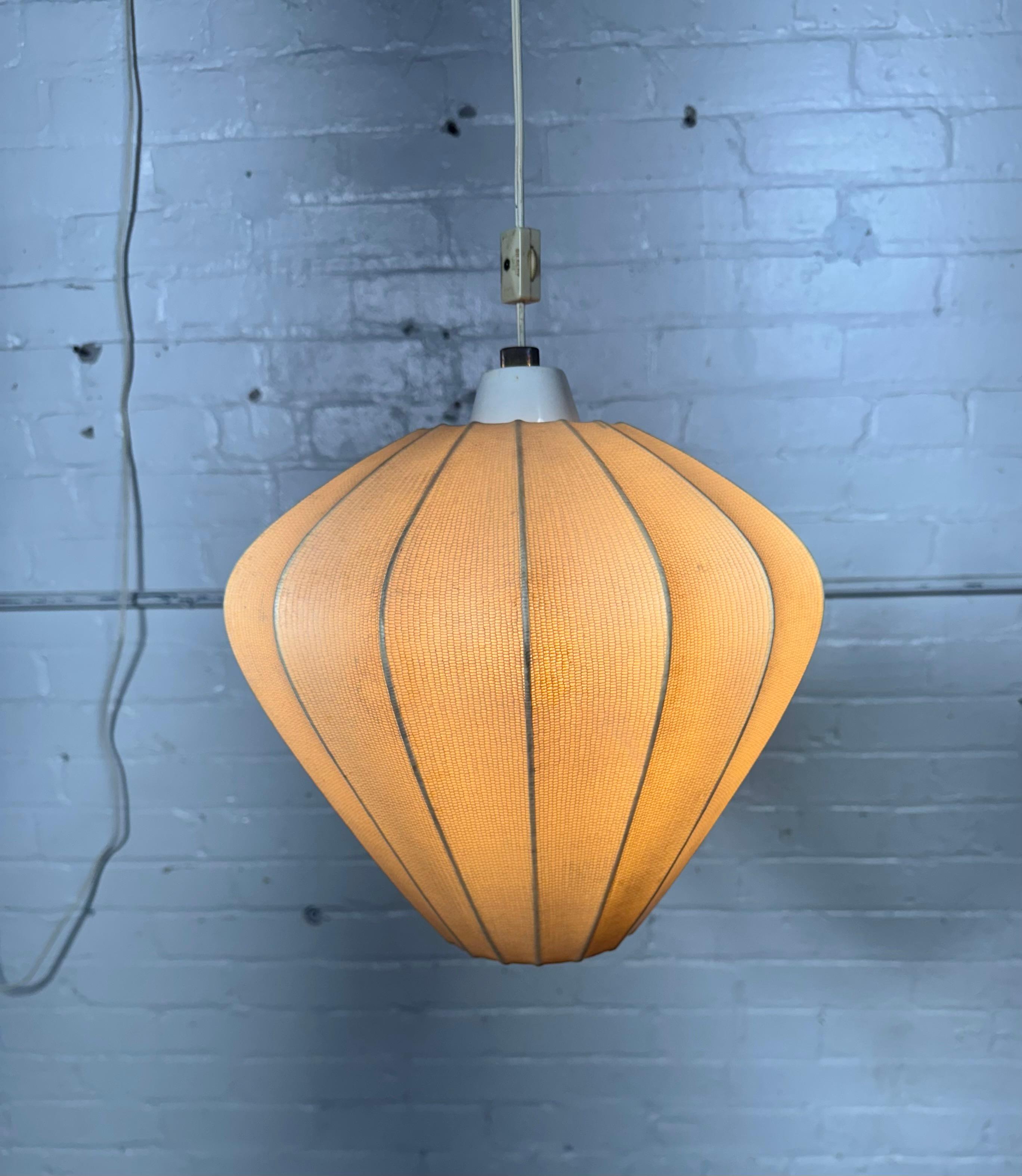 Deutsche Cocoon-Pendelleuchte aus der Mitte des Jahrhunderts von Friedel Wauer für Goldkant, 1960er Jahre (Mitte des 20. Jahrhunderts) im Angebot