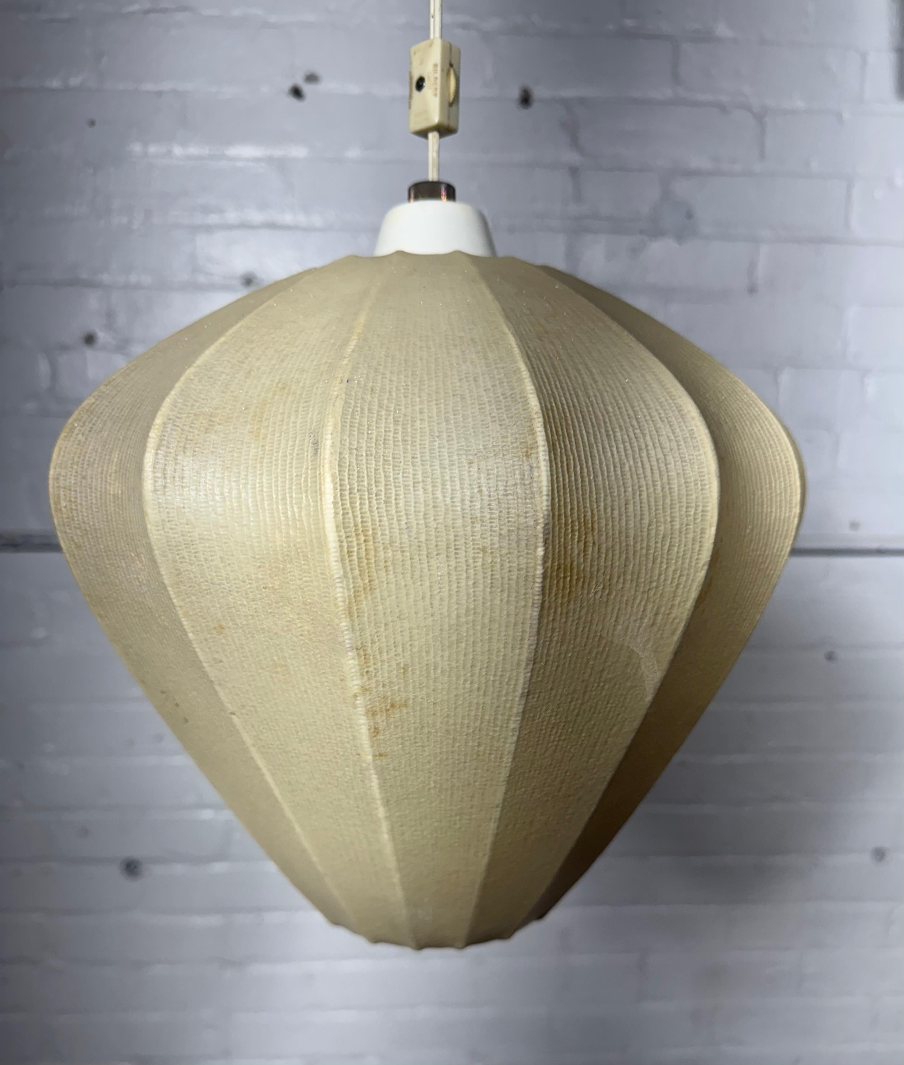Deutsche Cocoon-Pendelleuchte aus der Mitte des Jahrhunderts von Friedel Wauer für Goldkant, 1960er Jahre (Metall) im Angebot