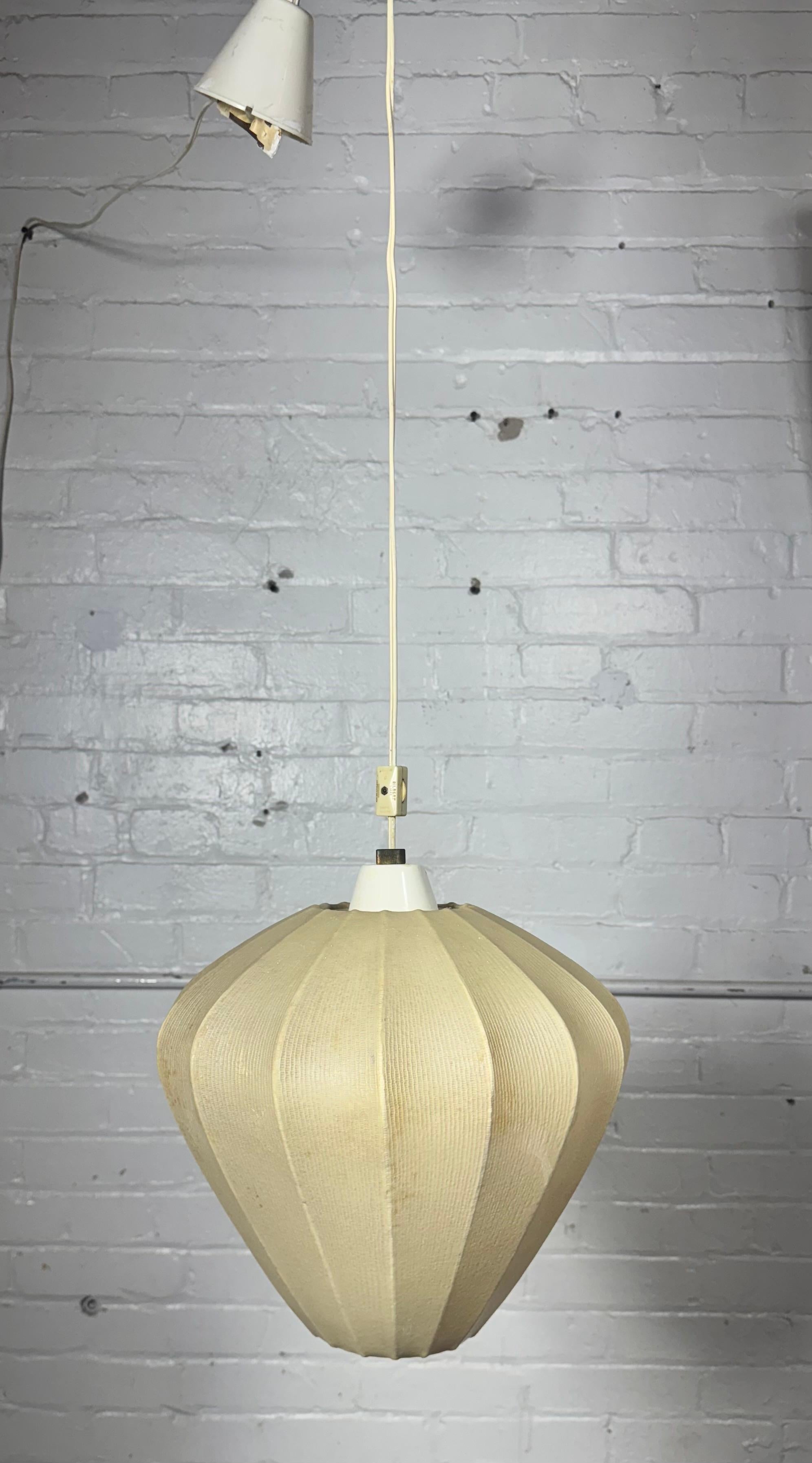 Deutsche Cocoon-Pendelleuchte aus der Mitte des Jahrhunderts von Friedel Wauer für Goldkant, 1960er Jahre im Angebot 1