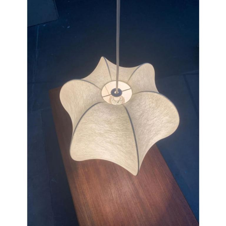 Rara lampada a sospensione Cocoon del Mid Century di Goldkant shine.

Lo schermo cocoon offre una luce diffusa e d'atmosfera. Allo stesso tempo, il corpo simmetrico dell'apparecchio si presenta come un oggetto luminoso di grande effetto
