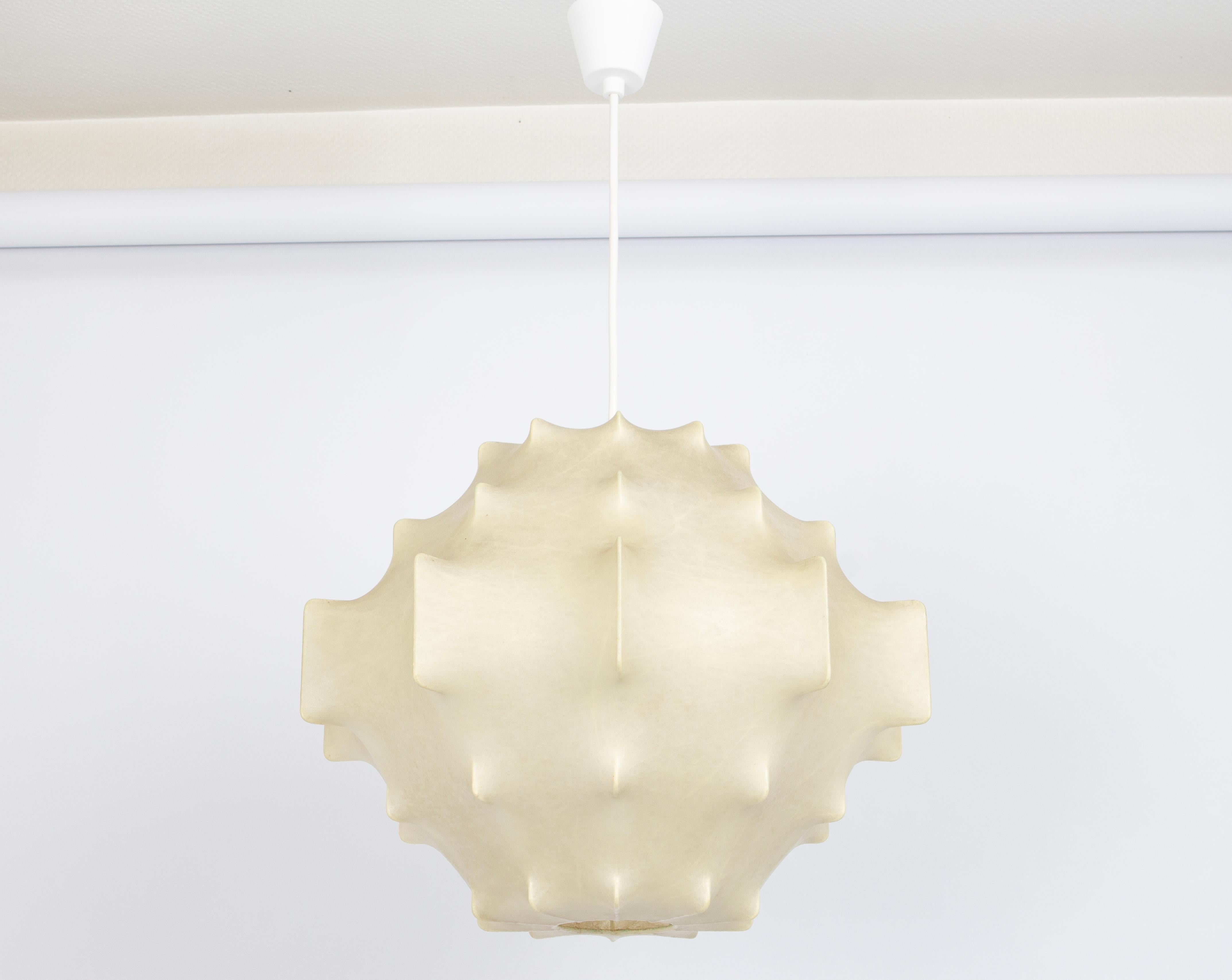 Rara lampada a sospensione Cocoon di Goldkant Leuchten, Germania, 1960

Esempio eccezionale di design dell'illuminazione di metà secolo, questa lampada a sospensione scultorea è stata prodotta dal rinomato produttore tedesco Goldkant Leuchten negli