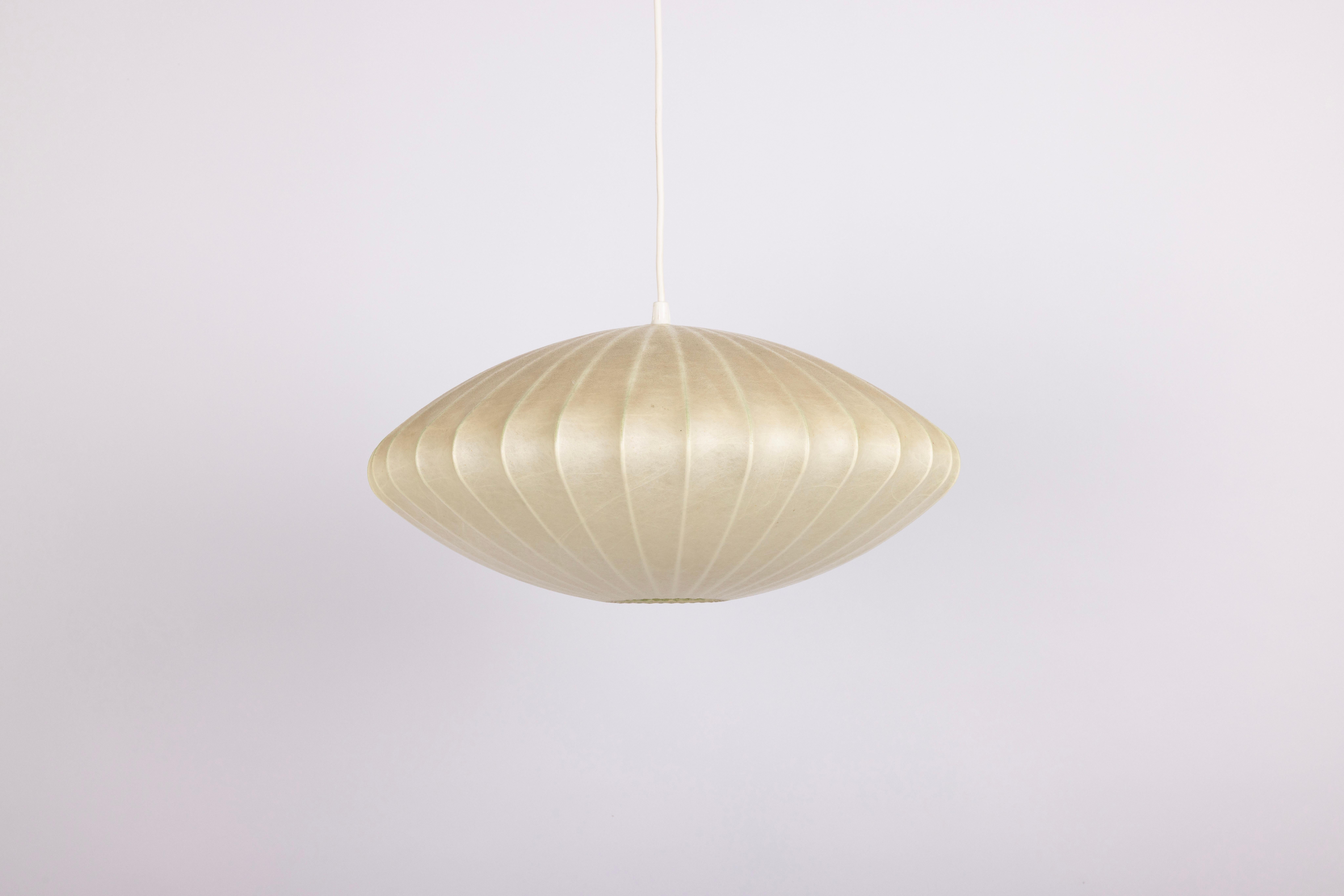 Rara lampada a sospensione Cocoon di Goldkant Leuchten, Germania, 1960

Esempio eccezionale di design dell'illuminazione di metà secolo, questa lampada a sospensione scultorea è stata prodotta dal rinomato produttore tedesco Goldkant Leuchten negli