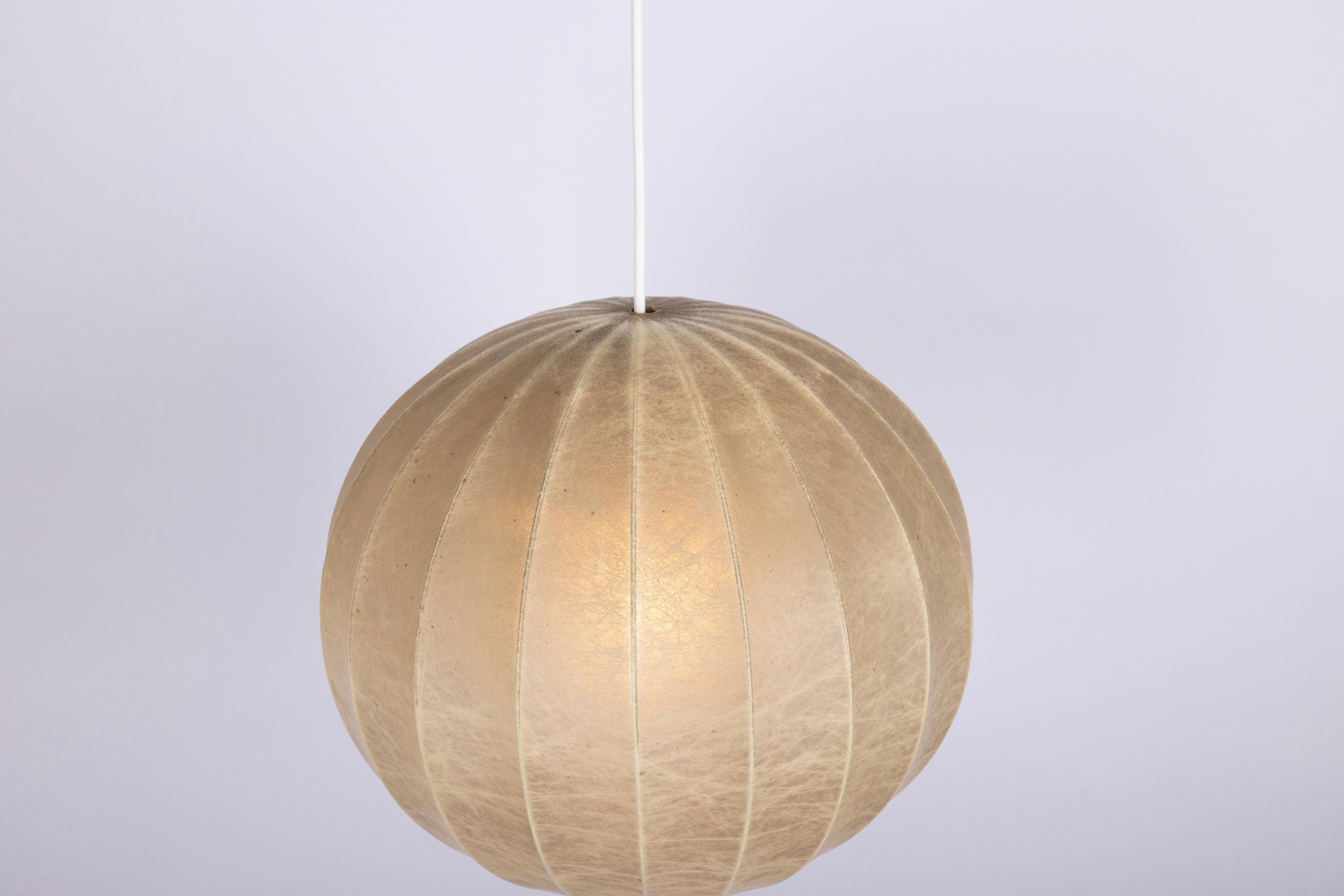 Rare lampe pendante Cocoon moderne du milieu du siècle par Goldkant Leuchten, Allemagne, années 1960

Exemple exceptionnel du design d'éclairage du milieu du siècle, cette lampe suspendue sculpturale a été produite par le célèbre fabricant allemand
