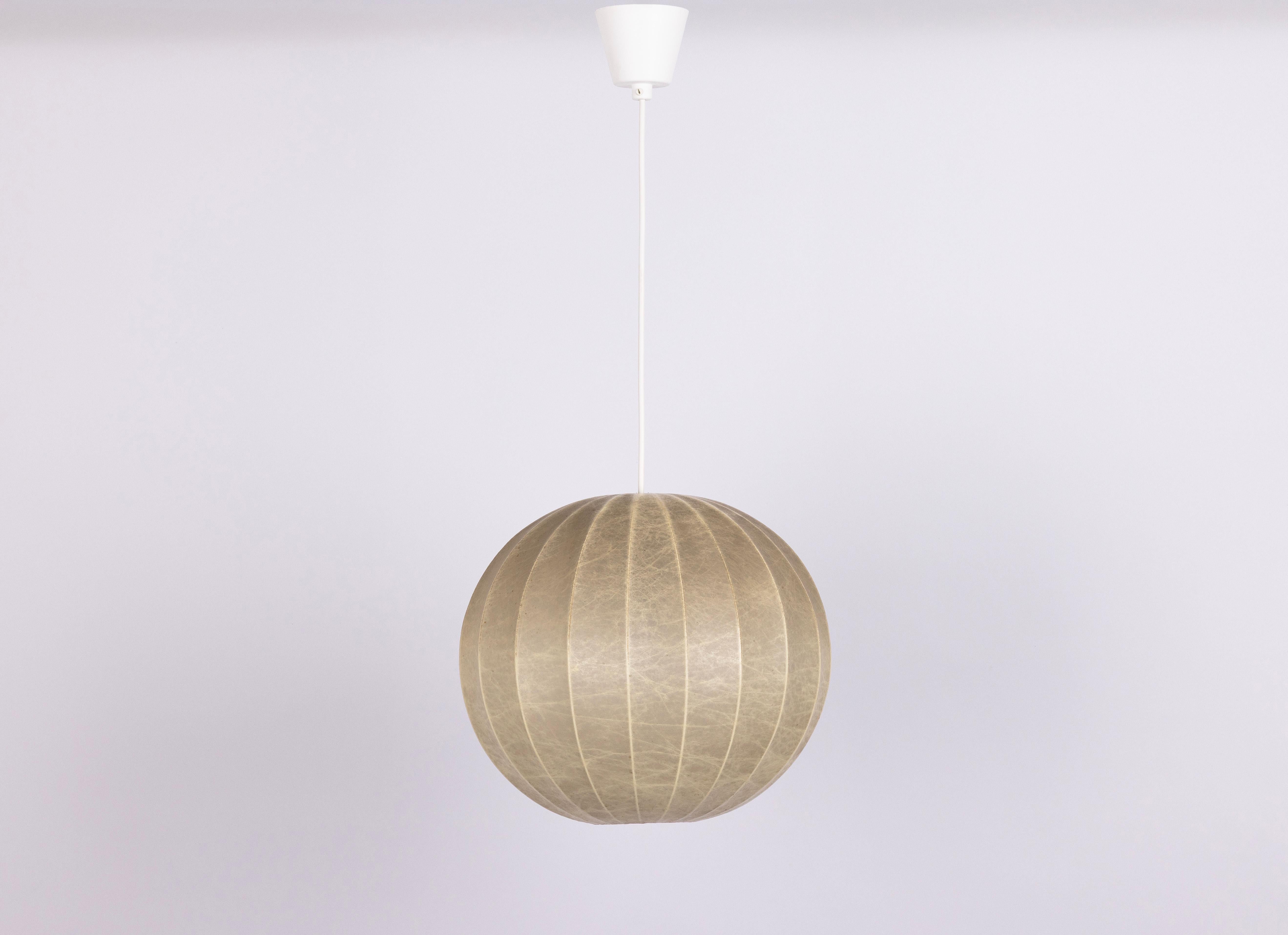 Allemand Lampe pendante cocon allemande du milieu du siècle dernier de Goldkant Leuchten, années 1960 en vente