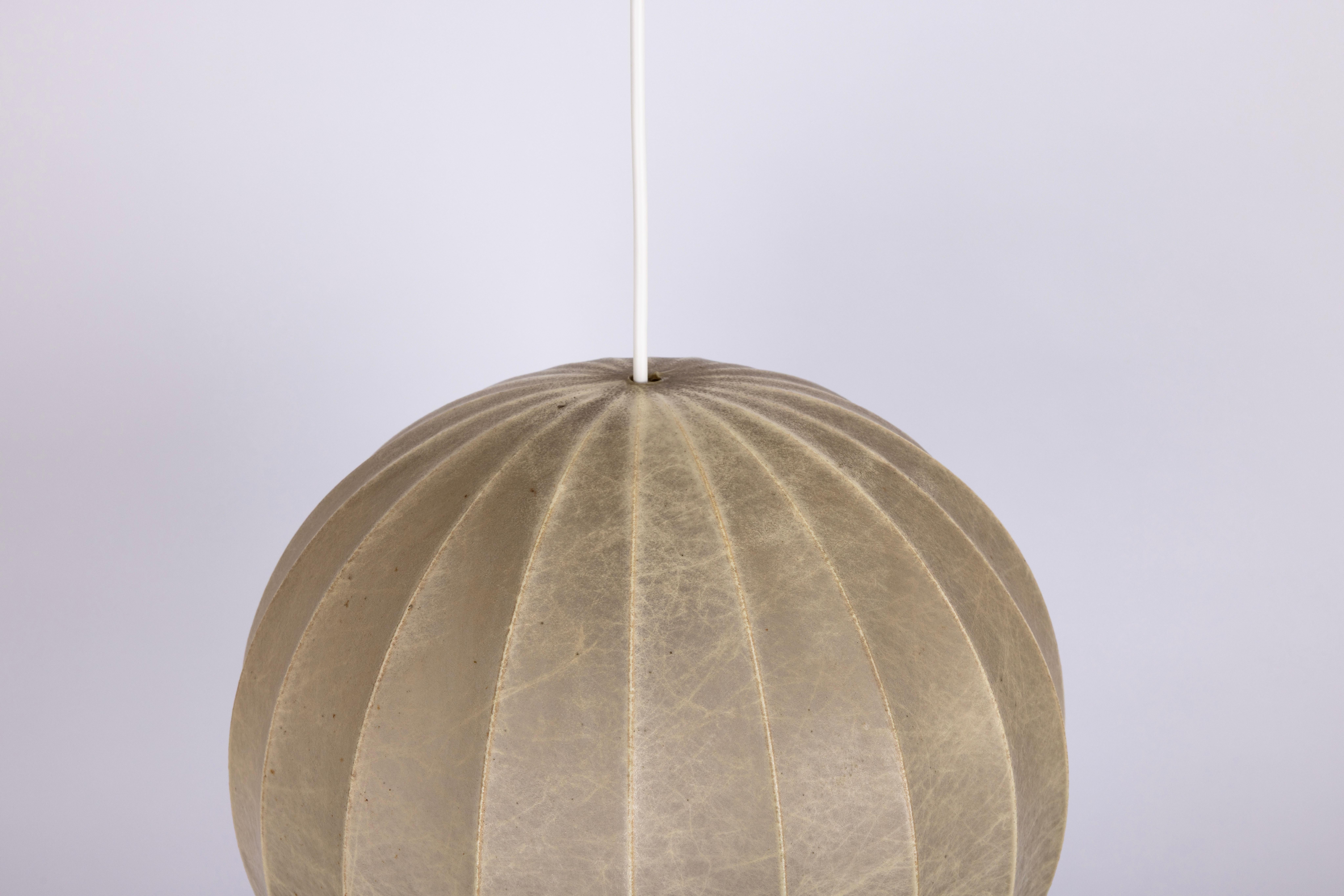 Milieu du XXe siècle Lampe pendante cocon allemande du milieu du siècle dernier de Goldkant Leuchten, années 1960 en vente