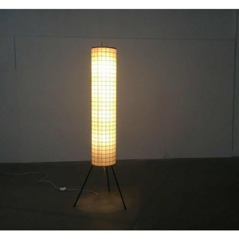 Seltene Mid Century Goldkant Cocoon Tripod Stehleuchte mit charakteristischem Schirm-Muster.

Der schlanke Schirm der Cocoon Luminaire wird von einem inneren Rahmen getragen, der unten in eine Dreibeinigkeit übergeht. Oben sieht der Balken wie eine