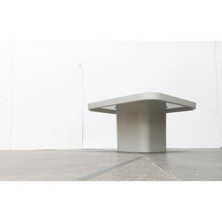 Passender Couchtisch für Garden Egg, entworfen von Peter Ghyczy in den 60er Jahren.

Ein Designklassiker aus den 60er Jahren. Besser bekannt ist der dazugehörige eiförmige Klappstuhl, das Senftenberger Ei. In der Mitte des Fußes befindet sich eine