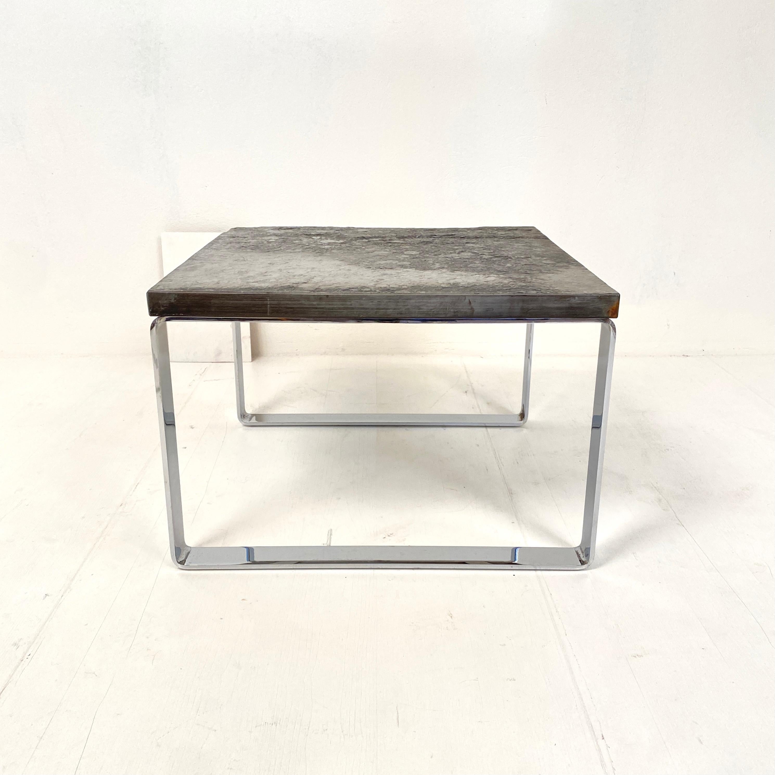 This mid century German coffee table model Primus 1062 by the company Draenert is made in chrome and slate and was produced around 1970.
The slate top is top, without chips, cracks or cracks. The chrome base is in a good vintage condition. There