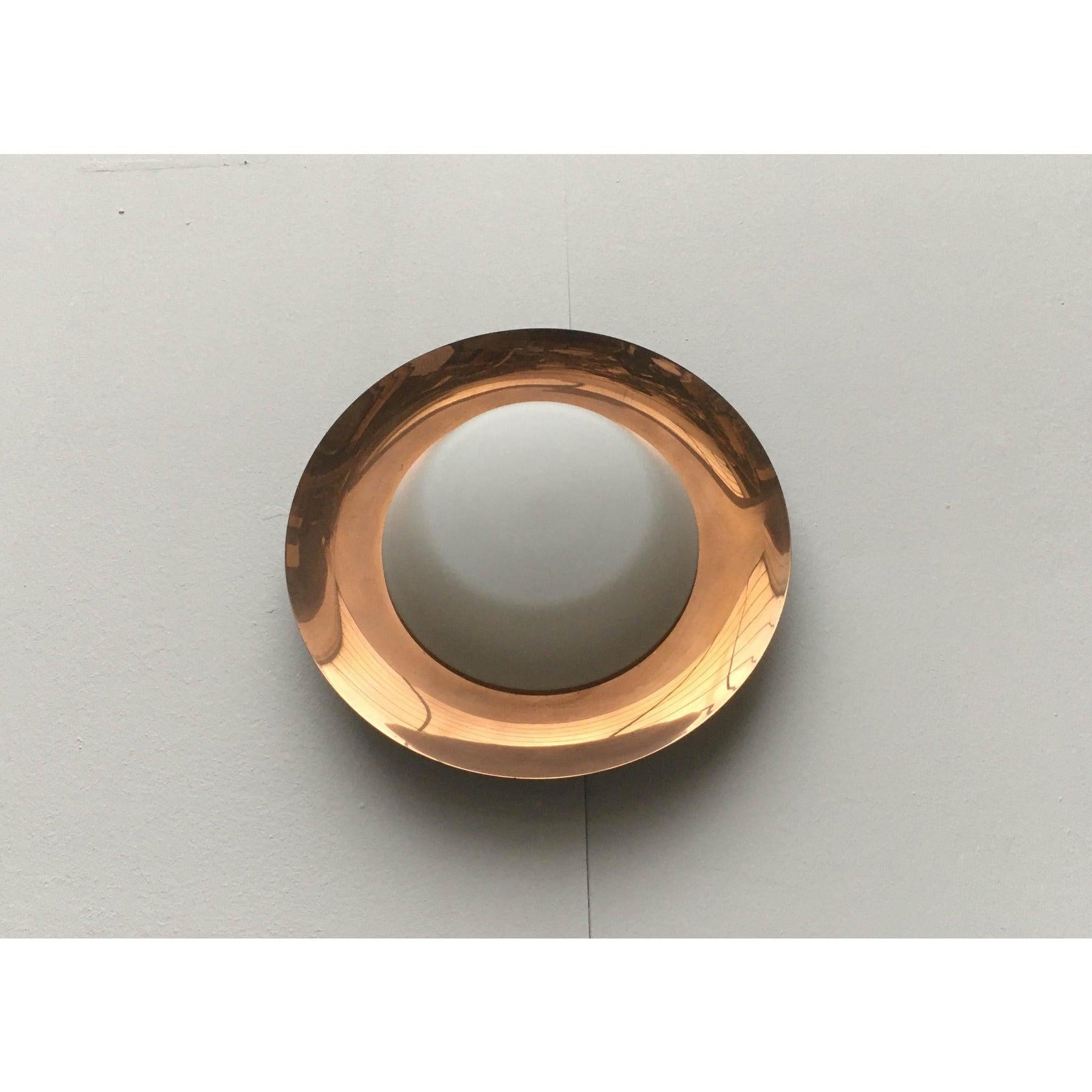Rara lampada da soffitto o da parete della metà del secolo scorso, proveniente da Bur.

Un design minimalista con una finitura di grande effetto. Una ciotola finemente rifinita in rame con un diffusore in vetro al centro. Il vetro opalino è fissato