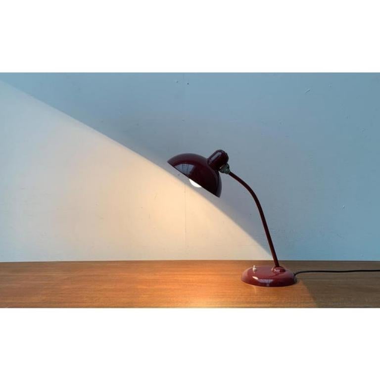 Lampada da tavolo 6556 di Christian Dell, 1960, metà secolo, Germania, rosso scuro In condizioni ottime in vendita a Hamburg, DE