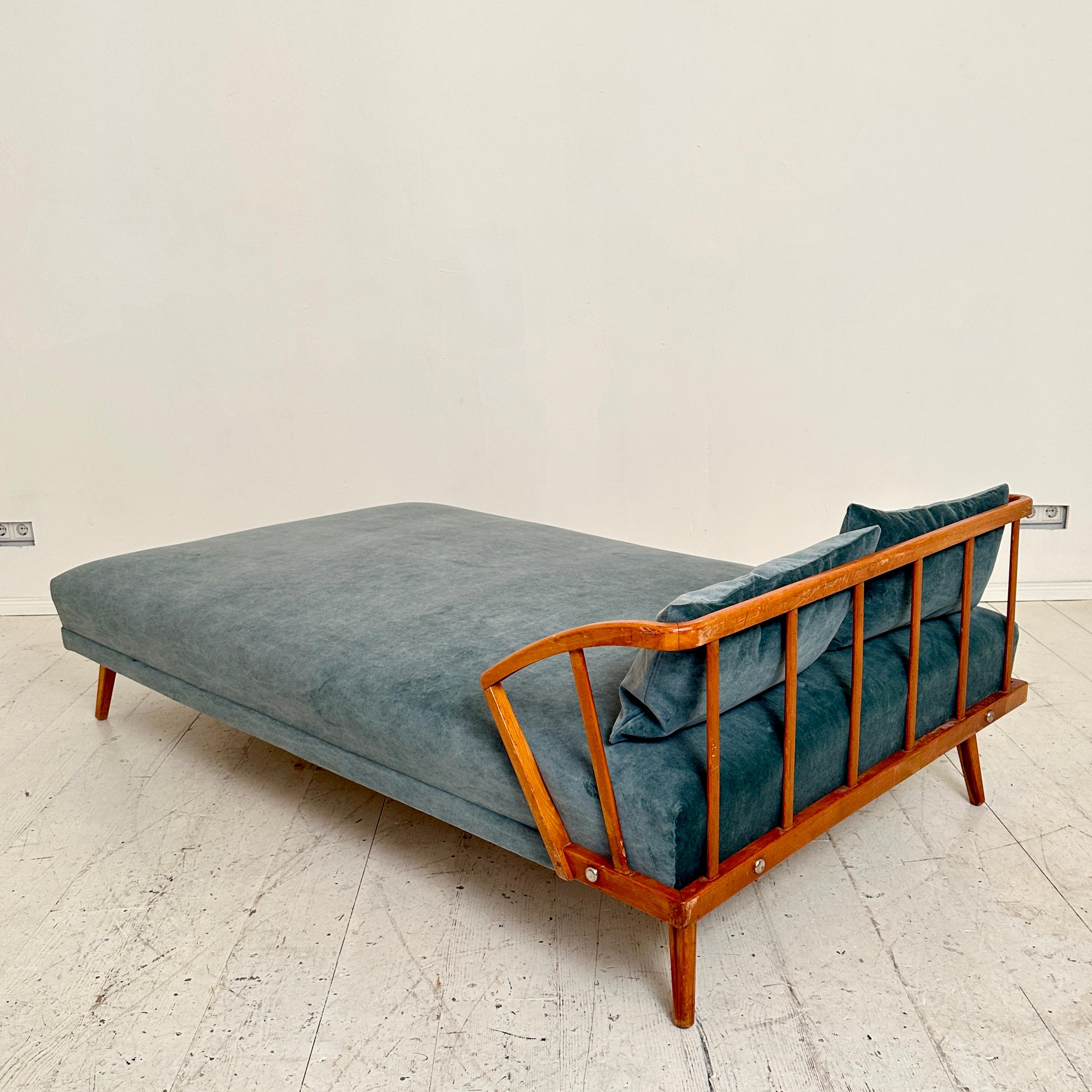 Mid Century German Daybed / Bed in Beech and Petrol Colored Velvet, 1950 4