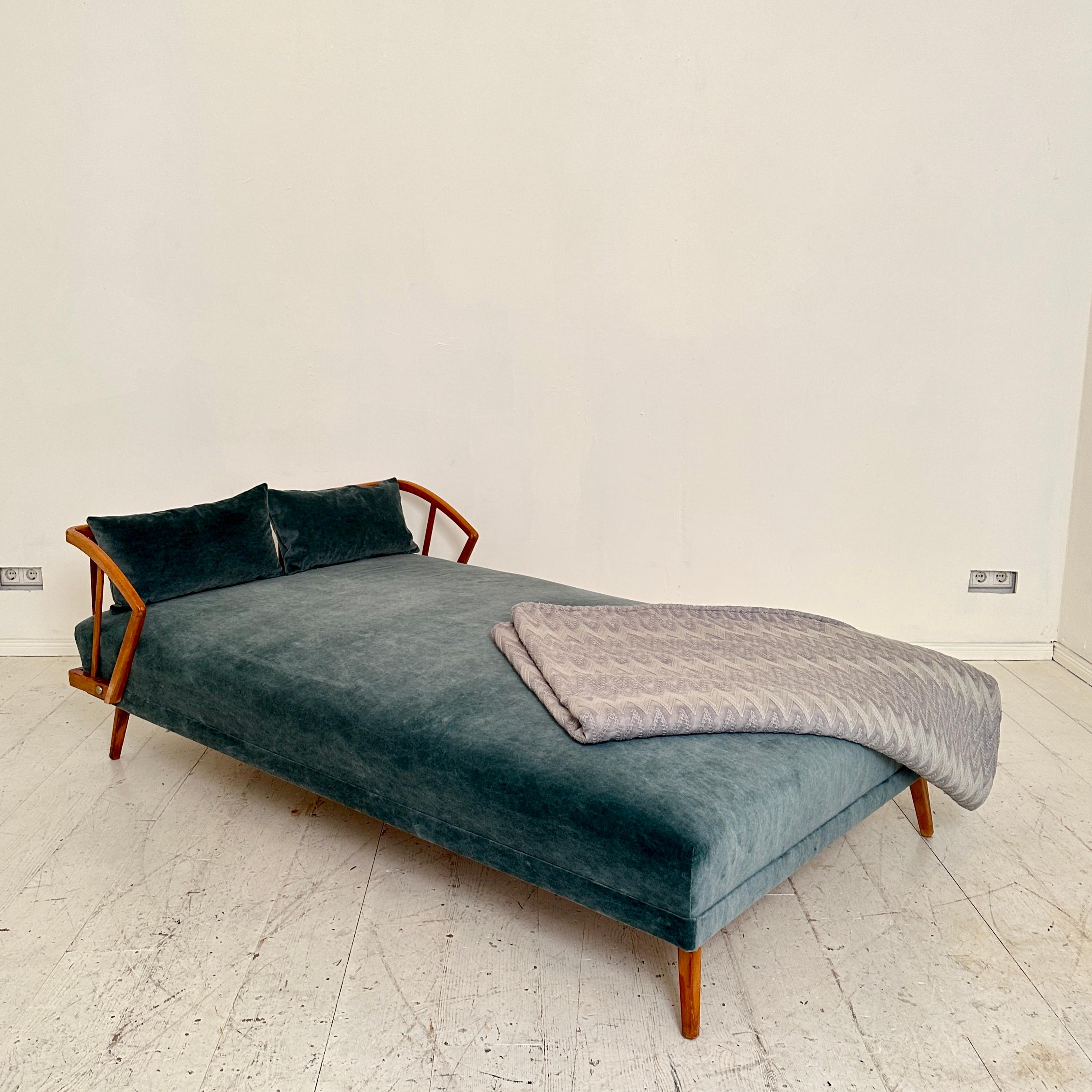 Mid Century German Daybed / Bed in Beech and Petrol Colored Velvet, 1950 In Good Condition In Berlin, DE